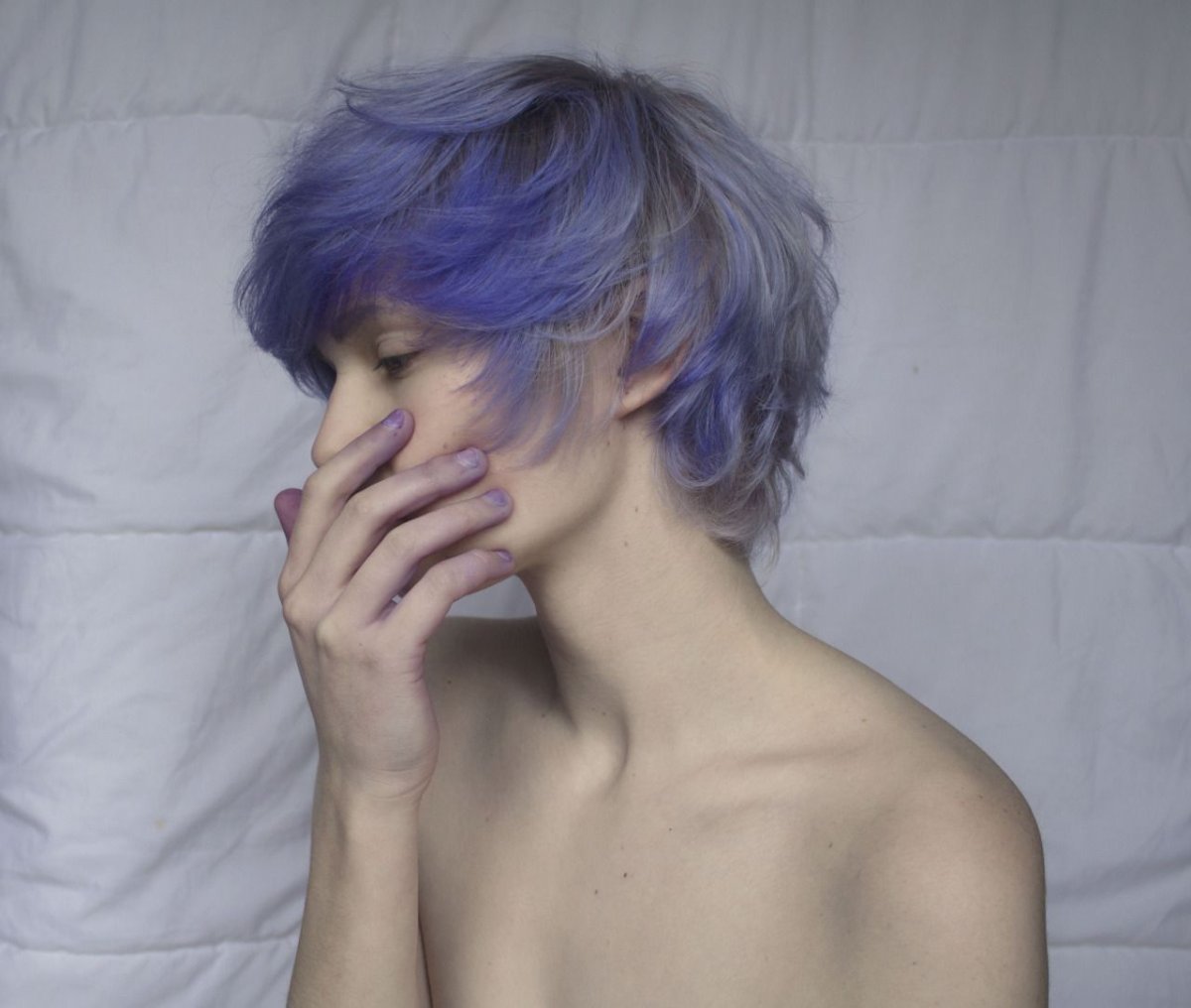 Парень с фиолетовыми волосами