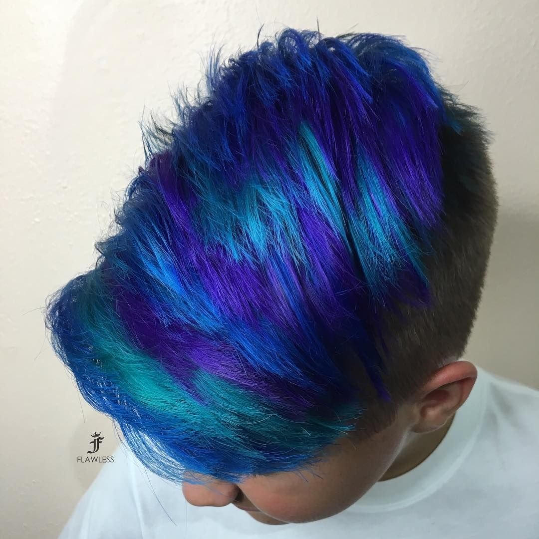 Мальчик с синими волосами