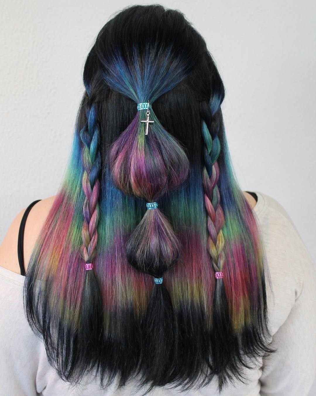 Прически спиной с цветными волосами