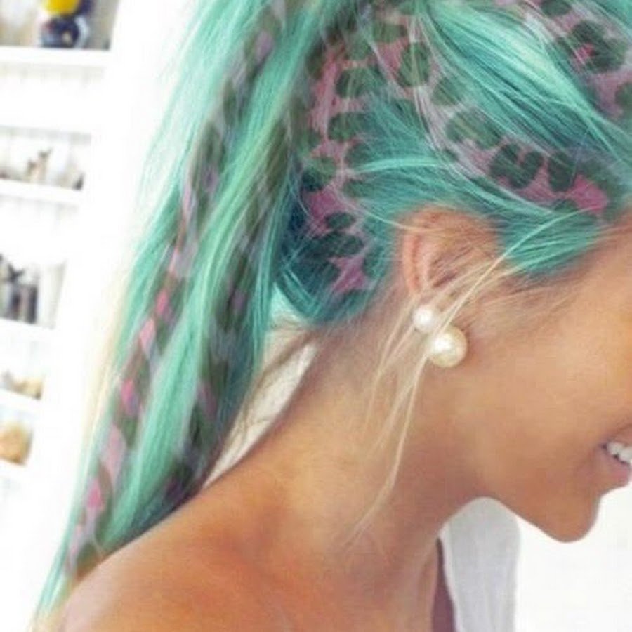 Цветные пряди на светлых волосах