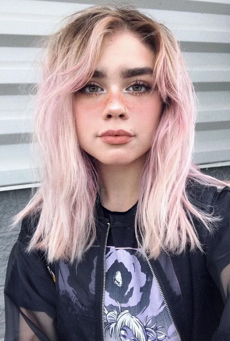 Девушка с розовыми волосами каре