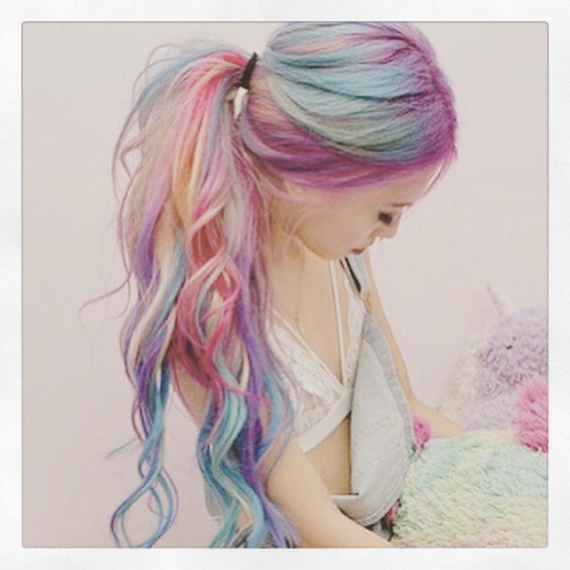 Причёски с разноцветными прядями для девочек