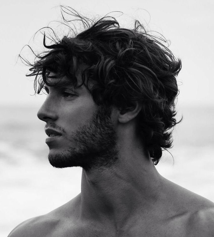 Удлиненная мужская стрижка для вьющихся волос