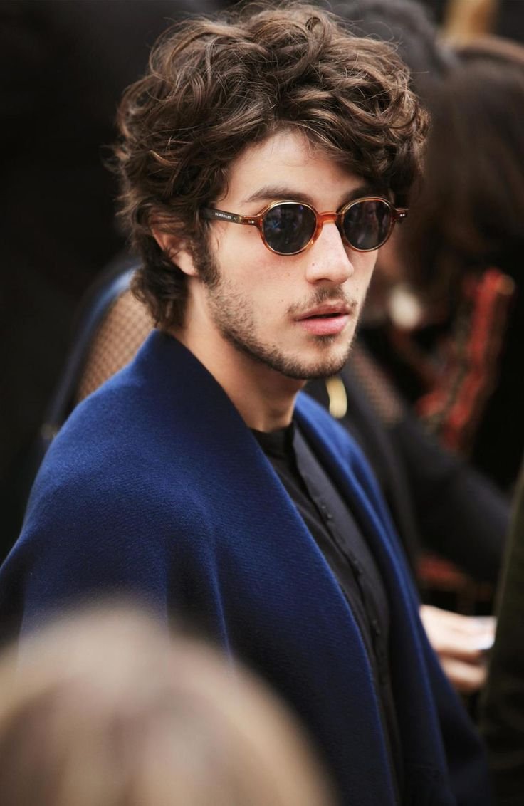 Удлиненные мужские стрижки для вьющихся волос