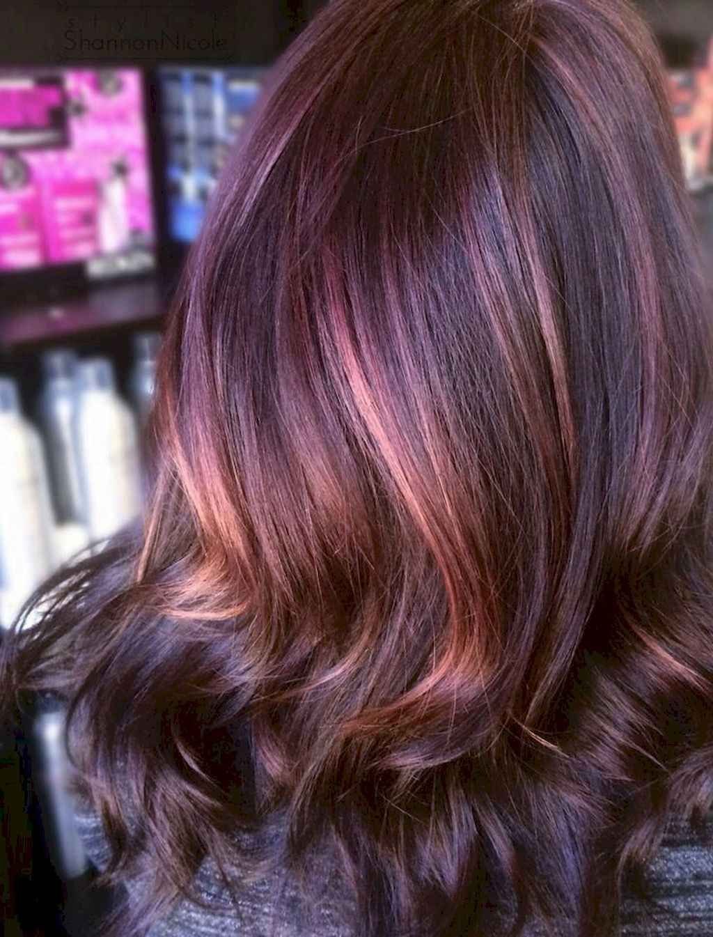 Каштаново розовый. Цвет волос Голд дарк Браун. Роуз Голд цвет на темные волосы. Балаяж лиловый шоколад. Шоколадно розовый цвет волос.