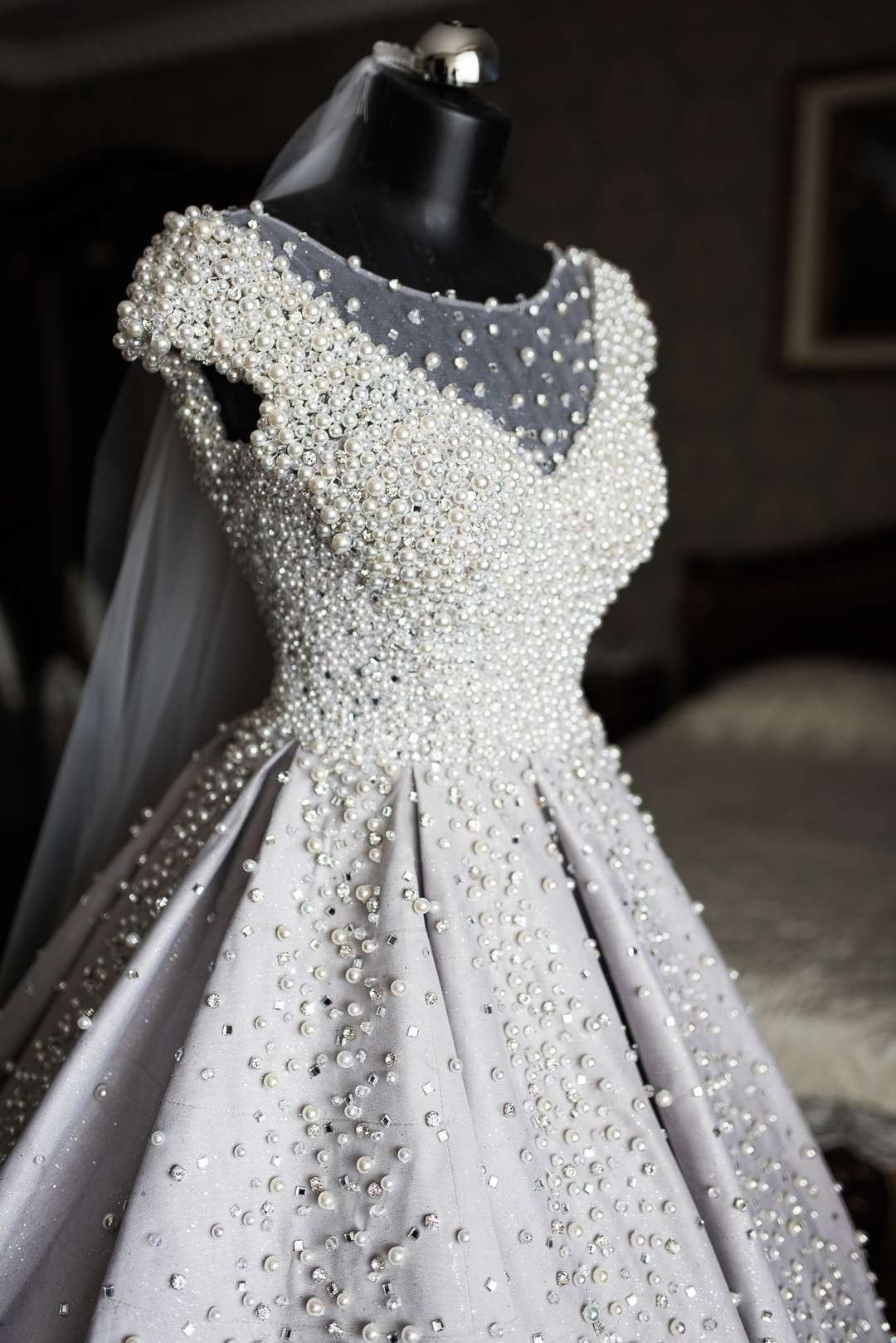 Платье расшитое жемчугом