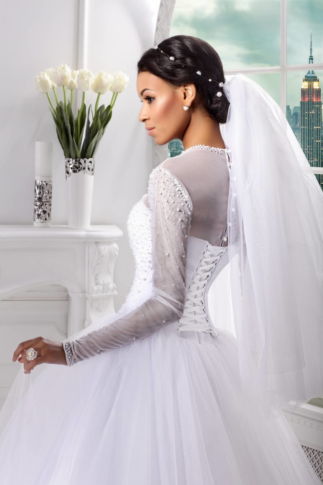 Закрытое свадебное платье с фатой
