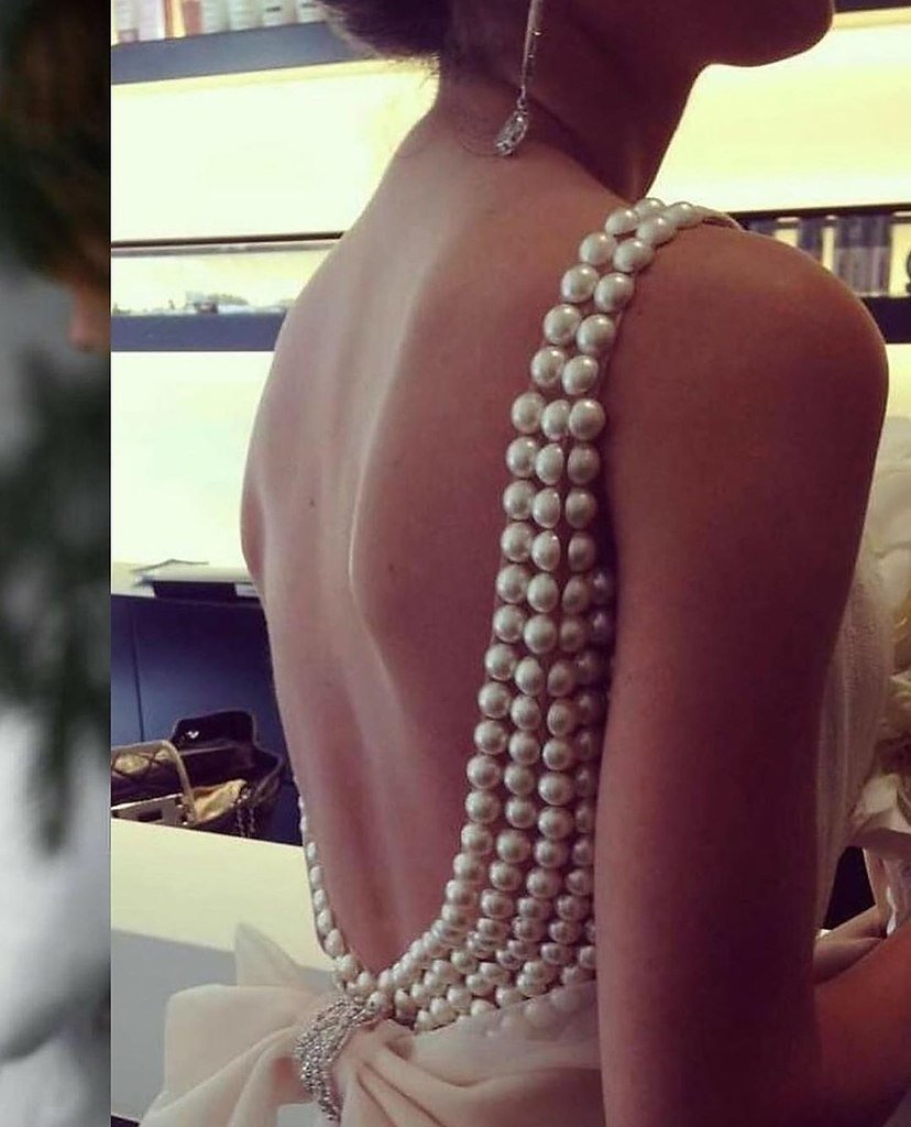 Платье с жемчужинами на спине