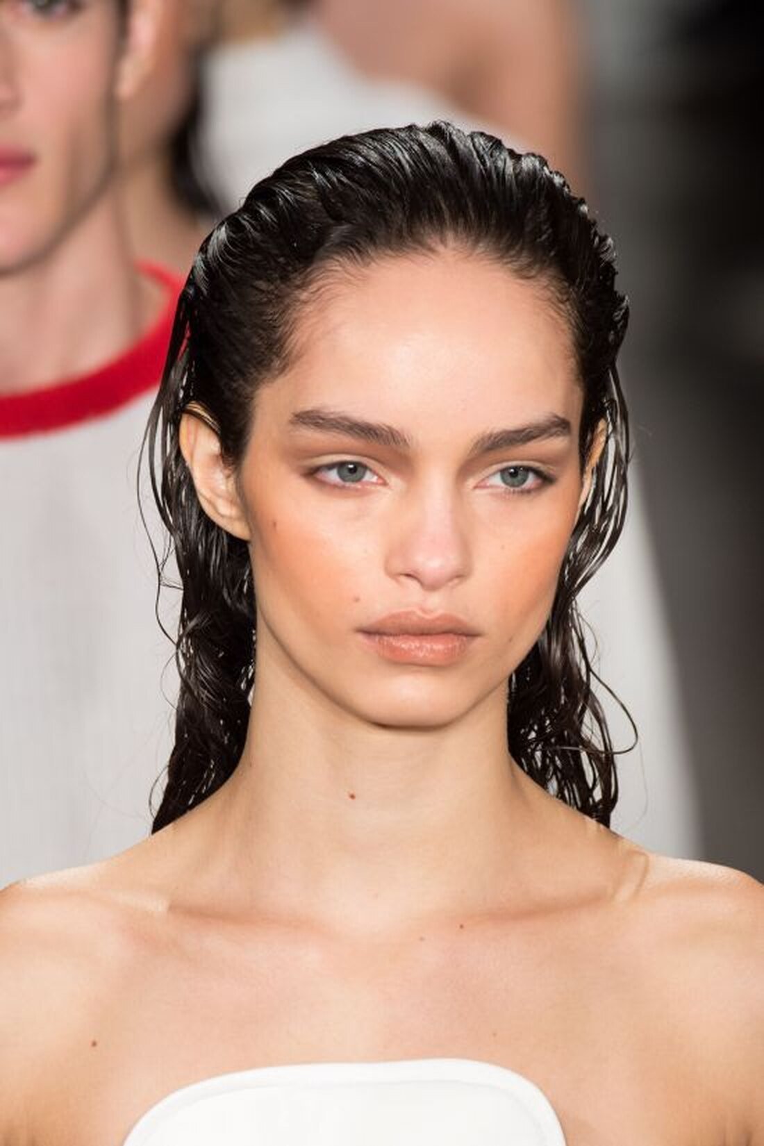 Прическа с моерым эффект