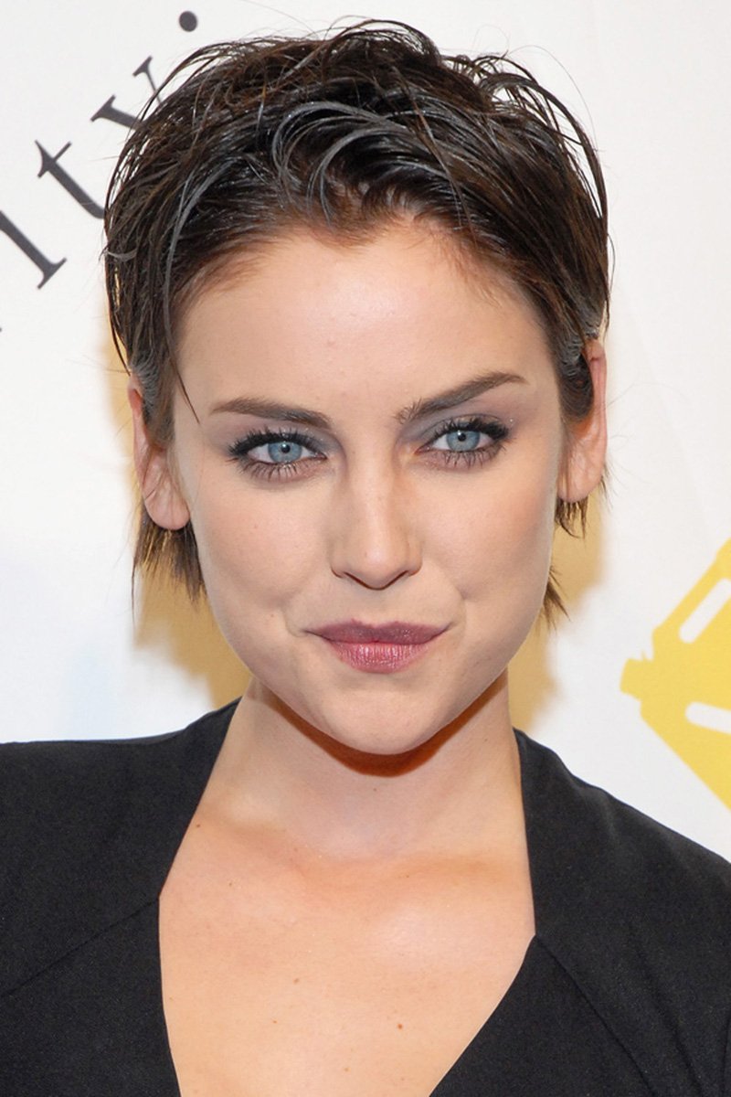 Короткие стрижки с открытым лбом