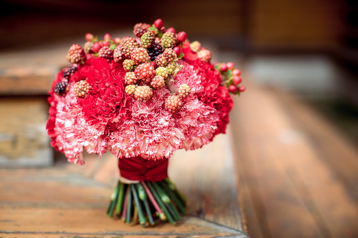 Букет роза гвоздика Гиперикум невесты