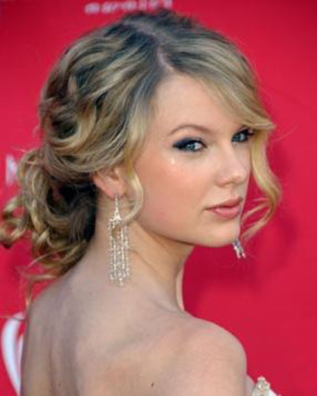 Стрижка Боб Каскад на средний волнистый волос