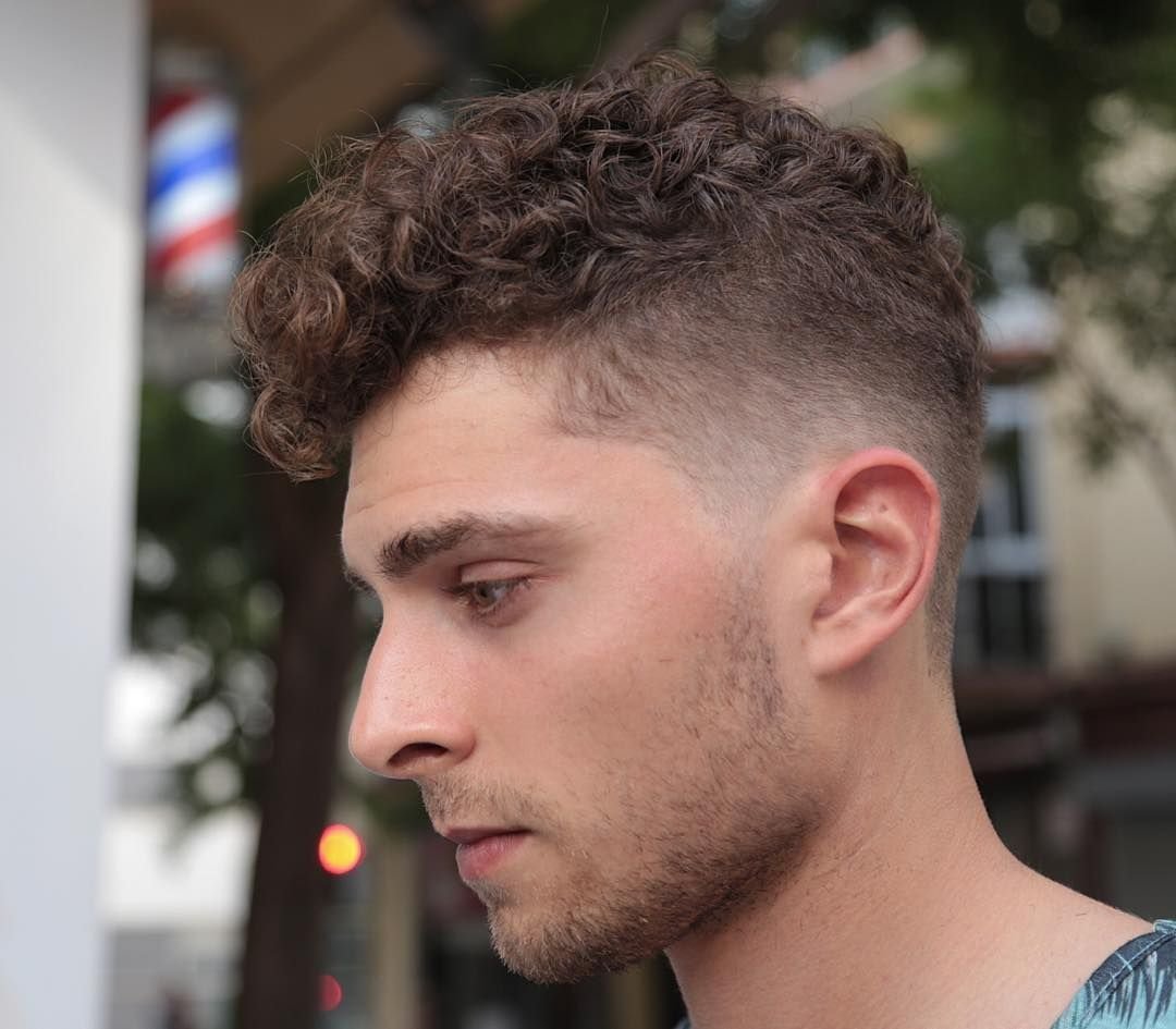 Мужская стрижка на кудрявые волосы короткая