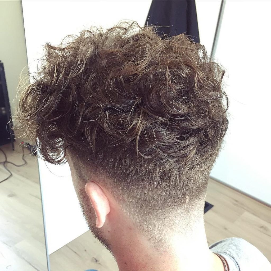 Curly Undercut причёска