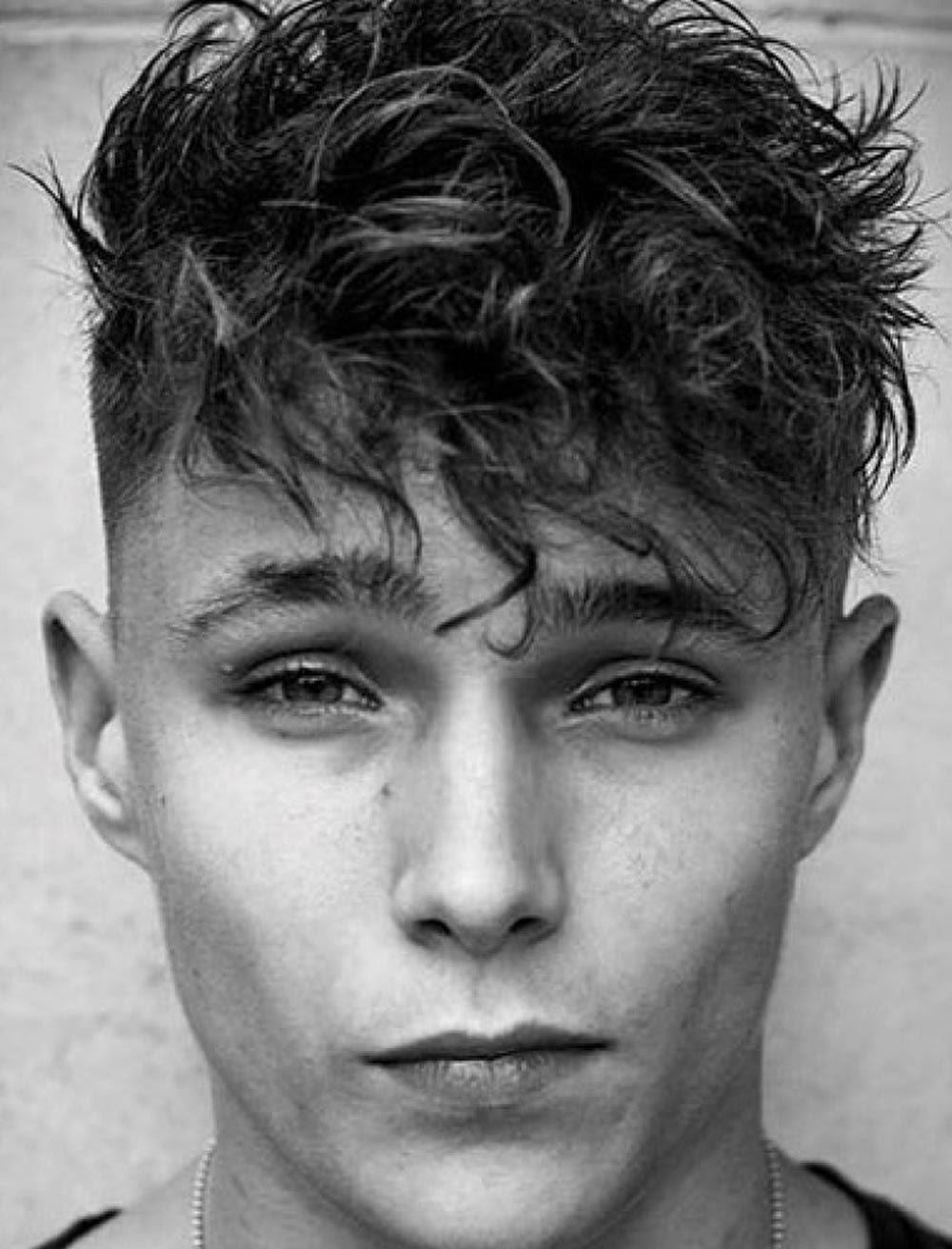 Мужские стрижки с кудрявой челкой