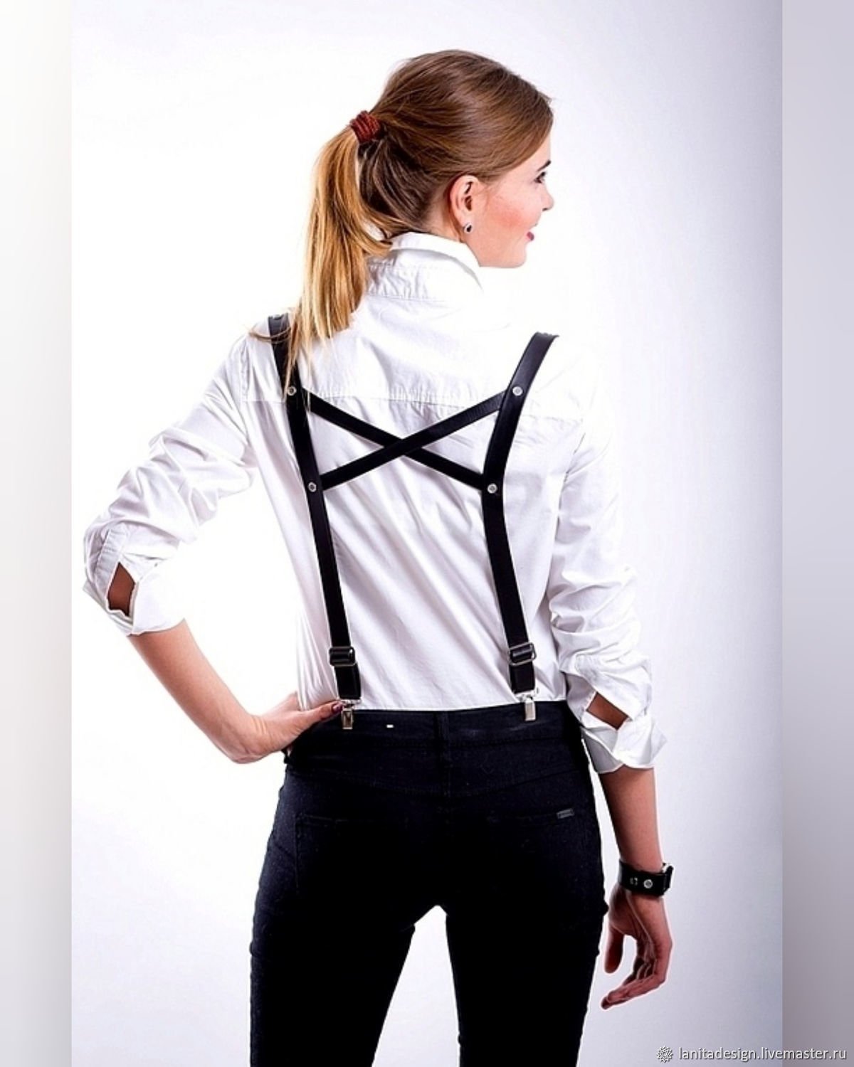 Парень в подтяжках