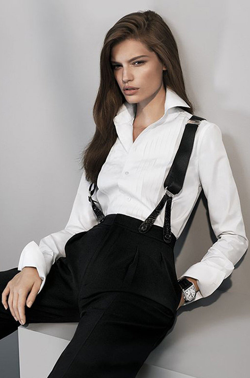 Белая рубашка с портупеей