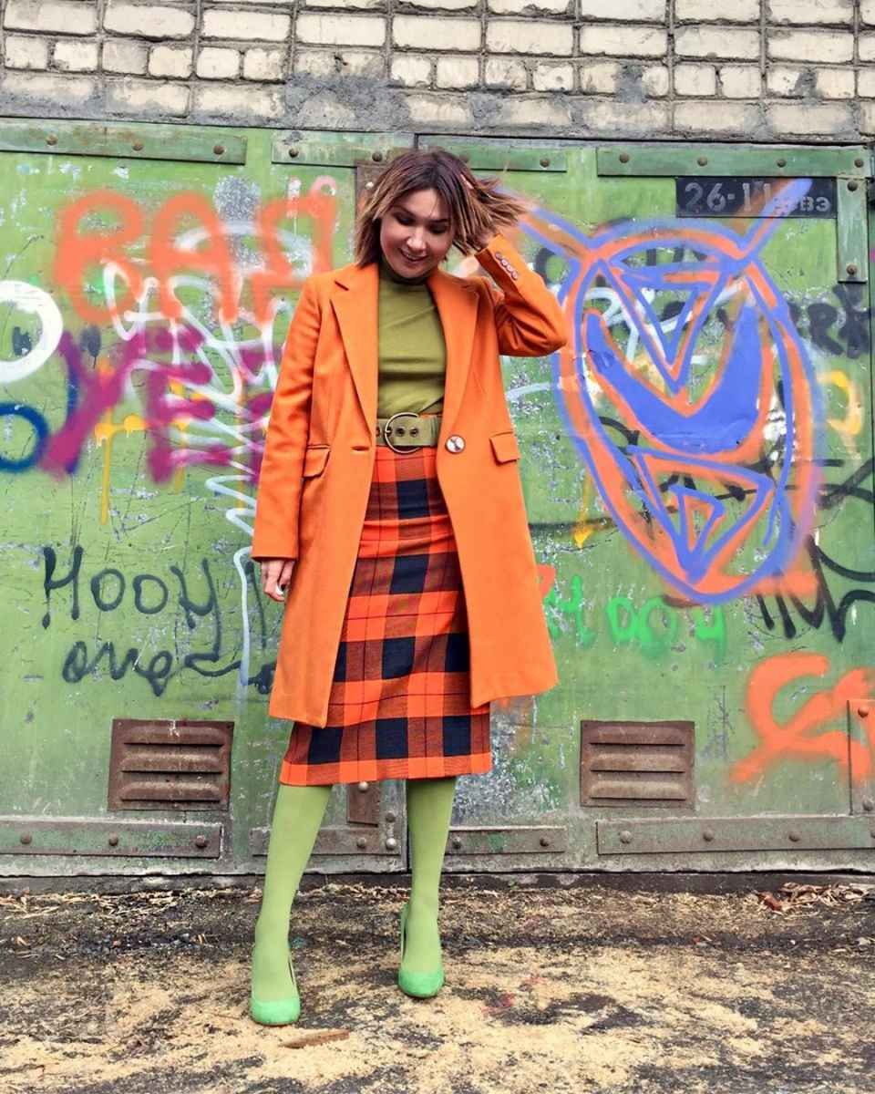 Образ с красными колготками