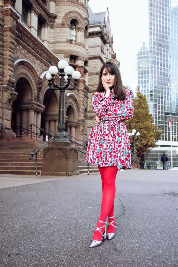 В черном платье и чулках