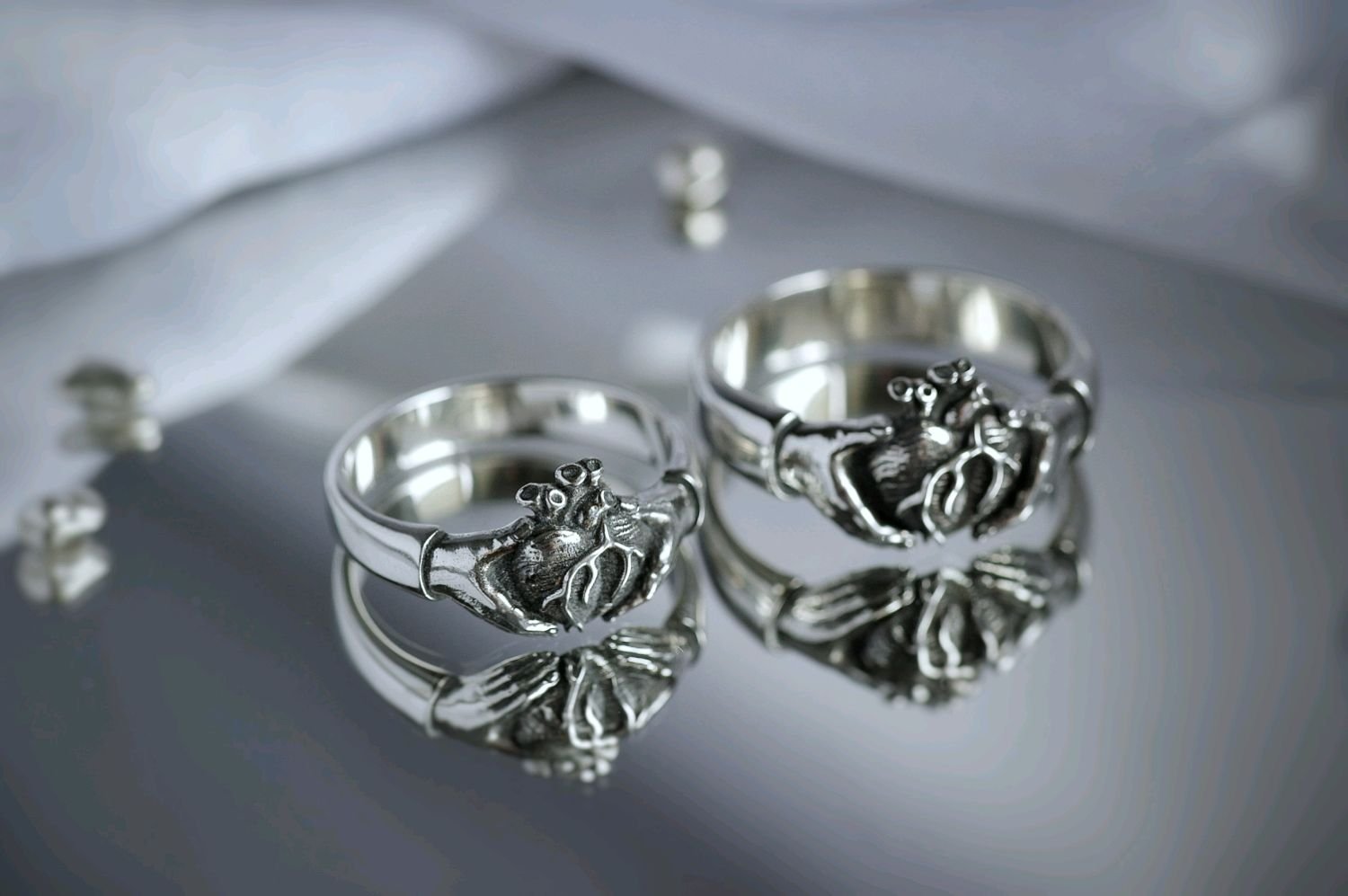 Можно обручальное кольцо серебряное. Парные кольца SEREBRO 925. SEREBRO 925 Kolca обручальные. Обручальное кольцо черненое серебро. Кольца парные обручальные в черненое серебро.
