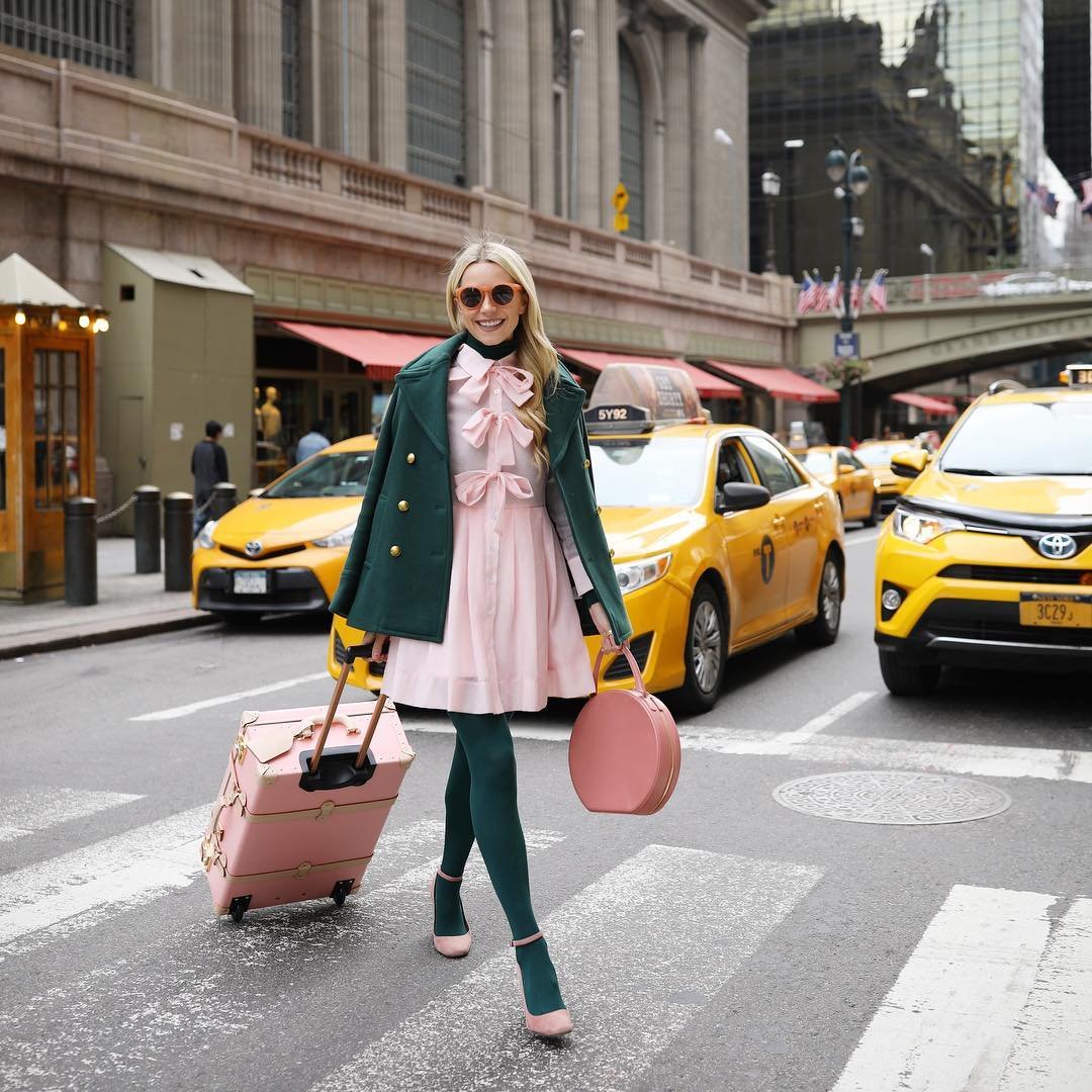 Зелёное платье с красными туфлями