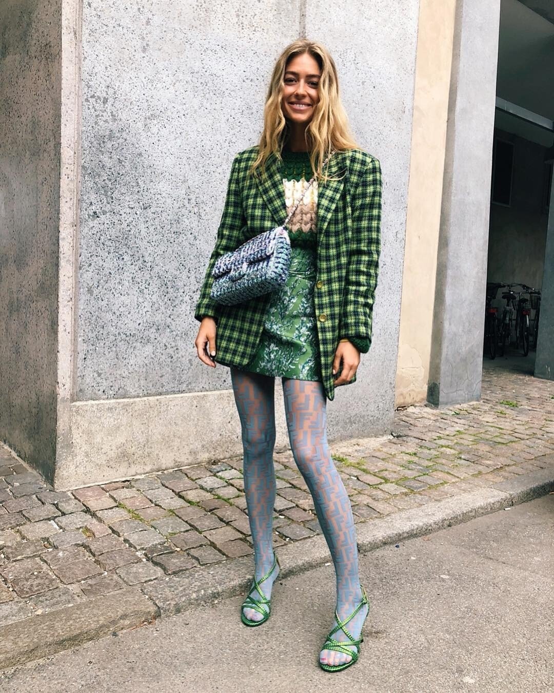 Платье с цветными колготками