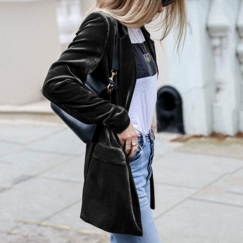 Луки с черным бархатным пиджаком