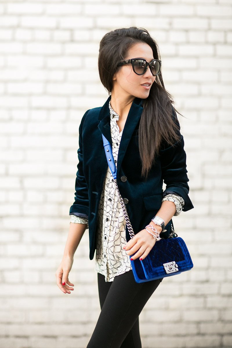 Лук с бархатным пиджаком