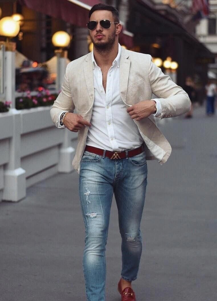 Полный мужчина в пиджаке