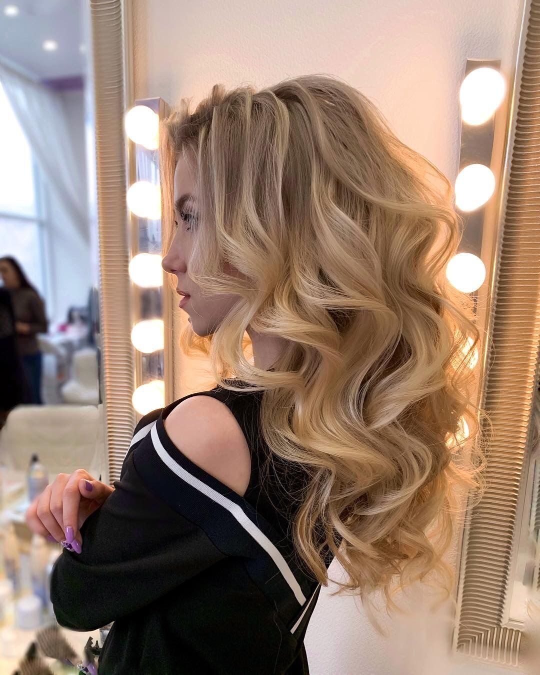 Девушка с темными волосами до плеч