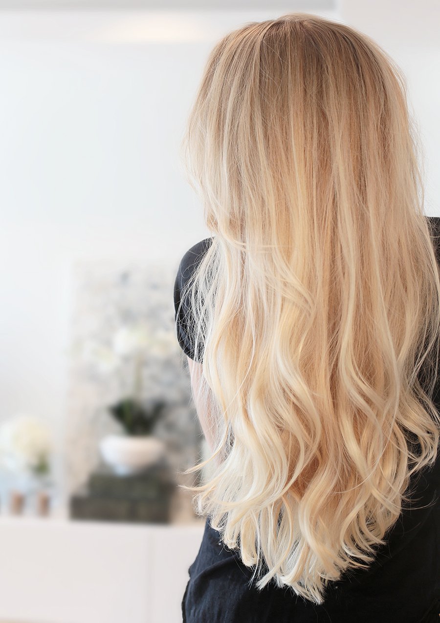 Красивые длинные светлые волосы