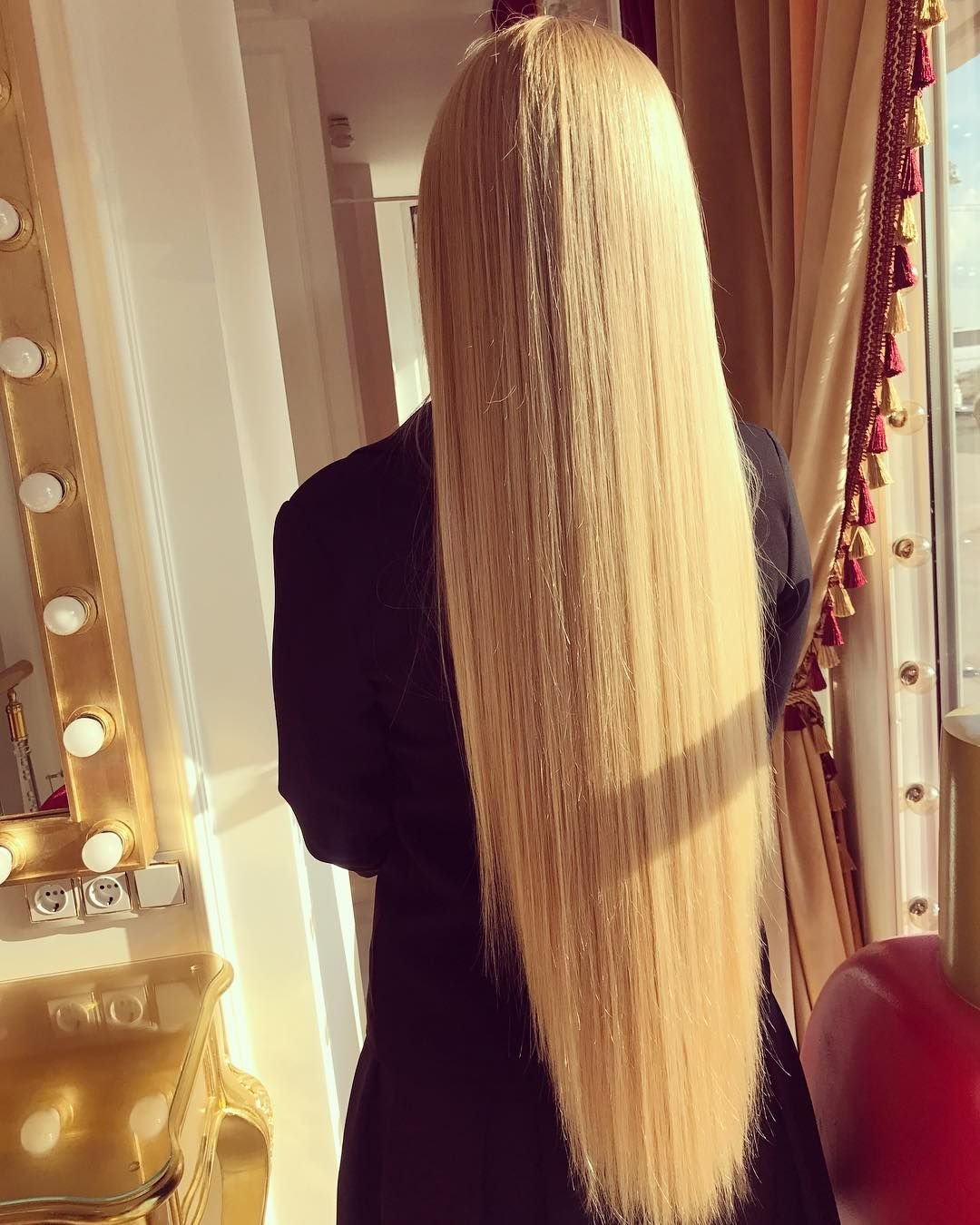 Красивые длинные светлые волосы