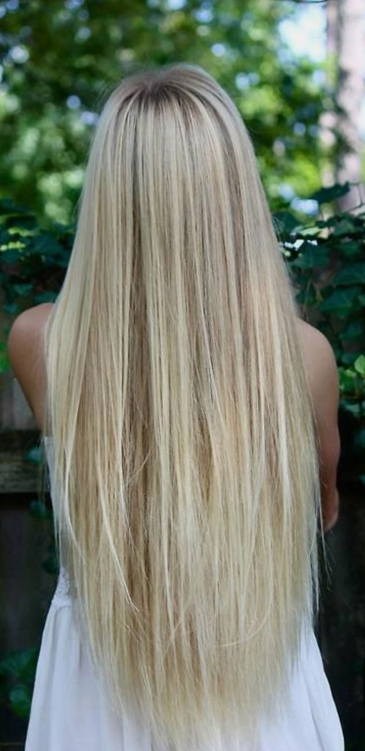 Блондинка с длинными прямыми волосами