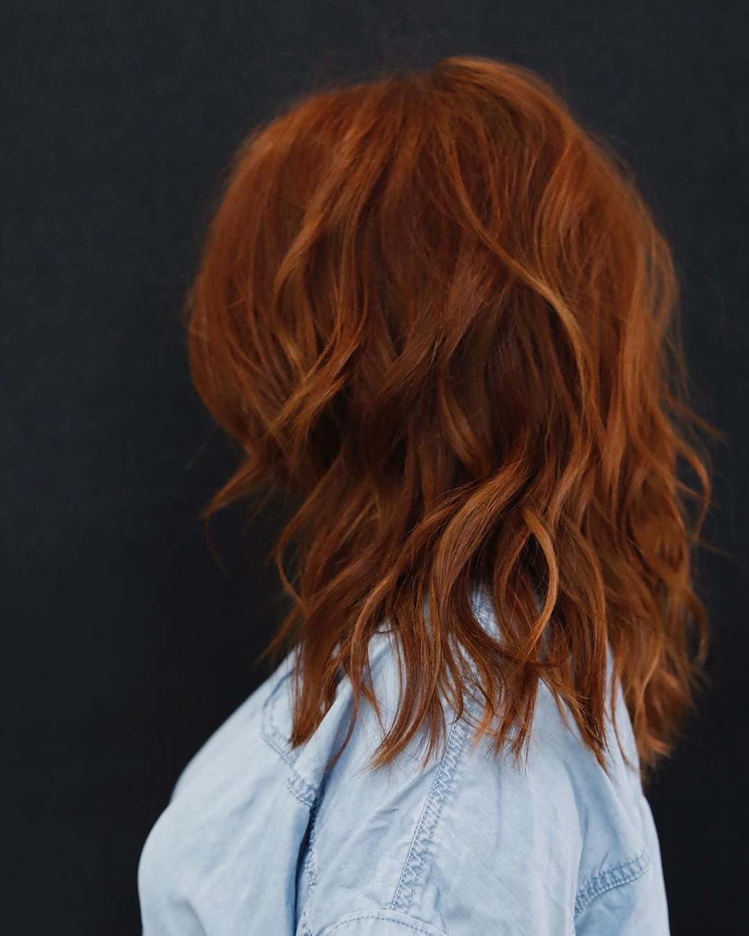 Короткие рыжие волосы со спины