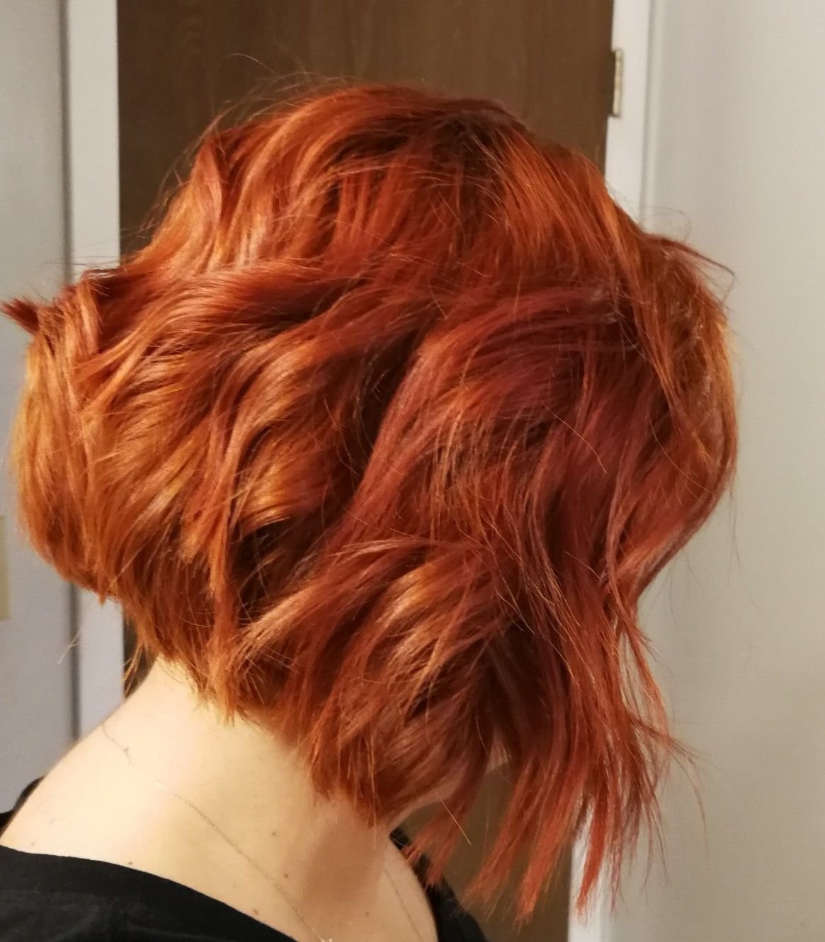 Рыжая девушка с короткими волосами со спины