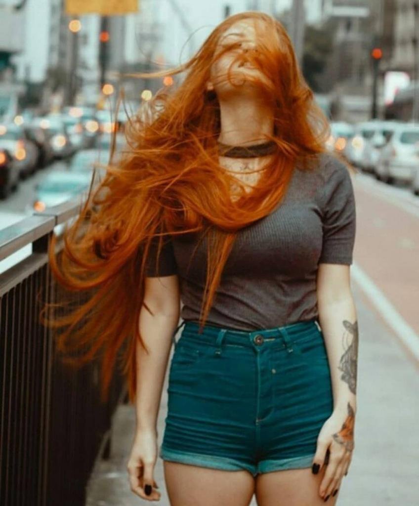 Полненькая девушка с рыжими волосами