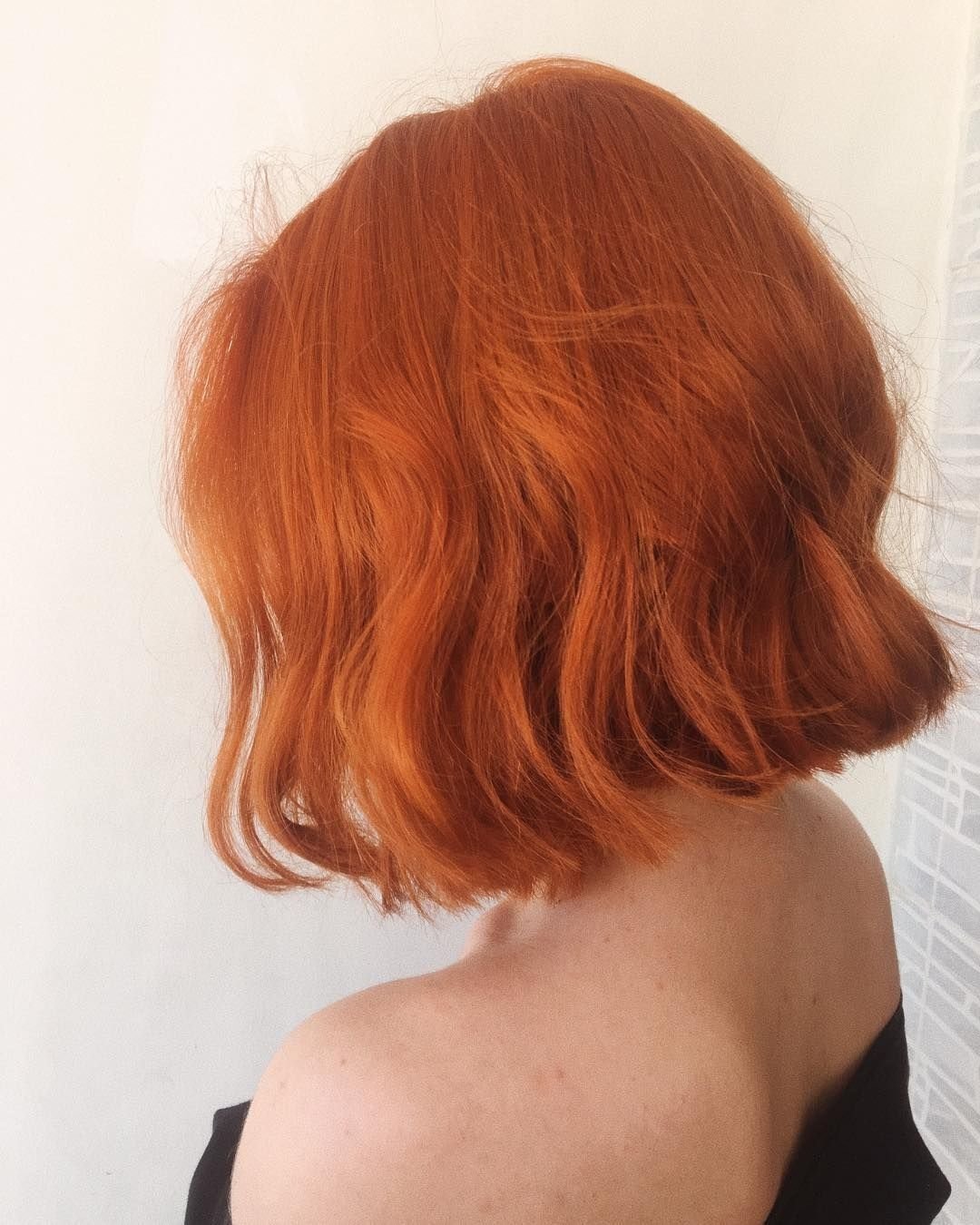 Рыжая девушка с короткими волосами