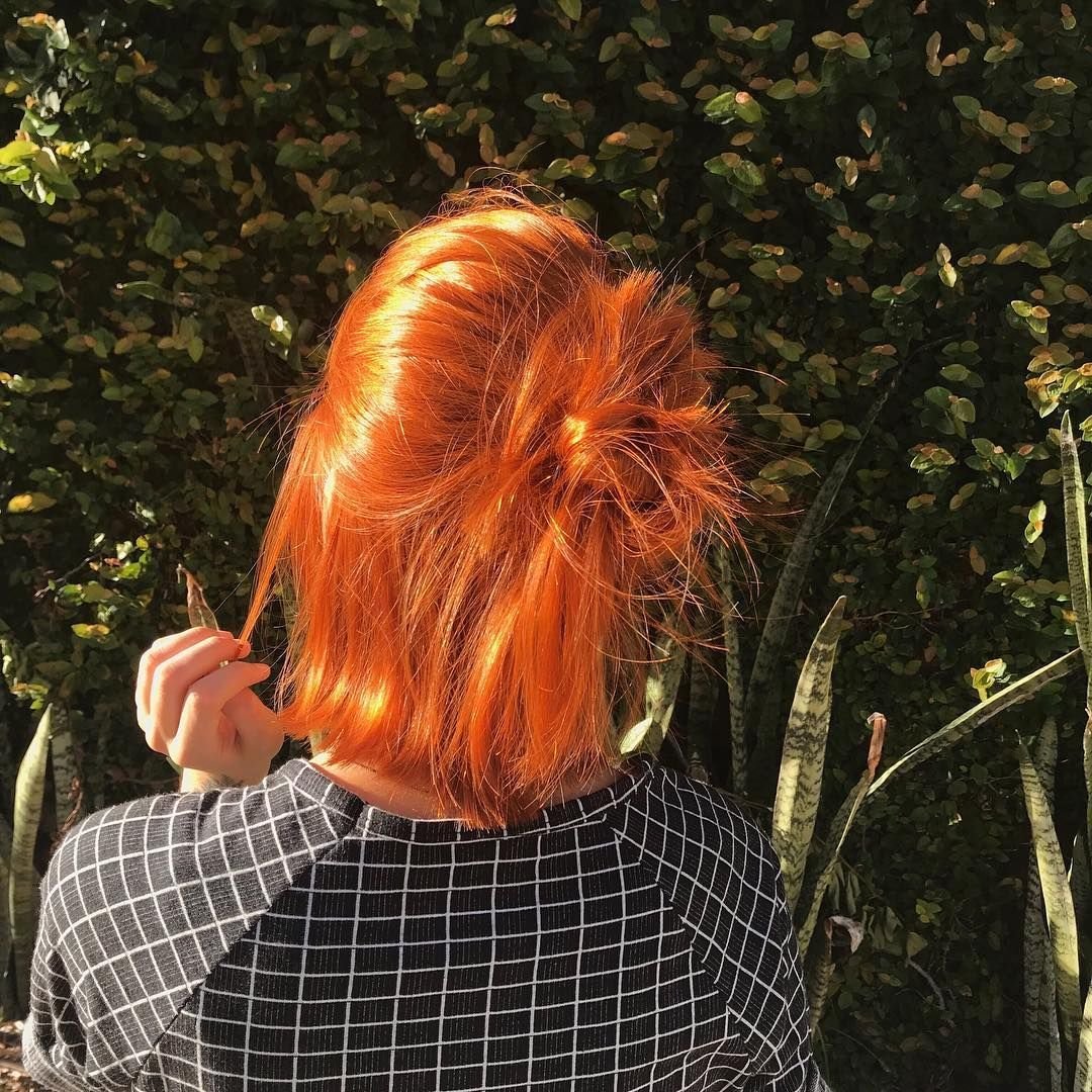 Короткие рыжие волосы со спины