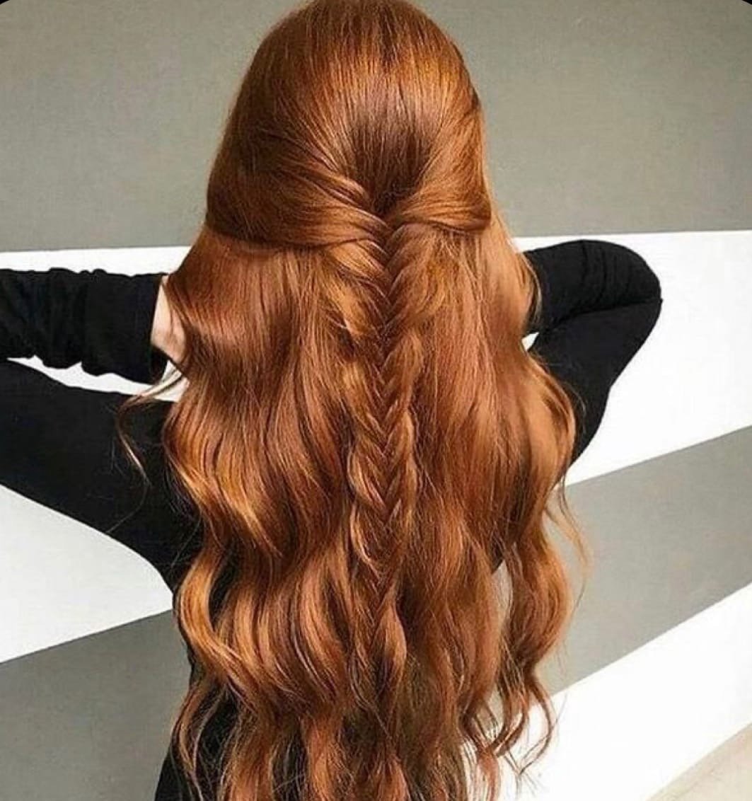 Длинные рыжие волосы со спины