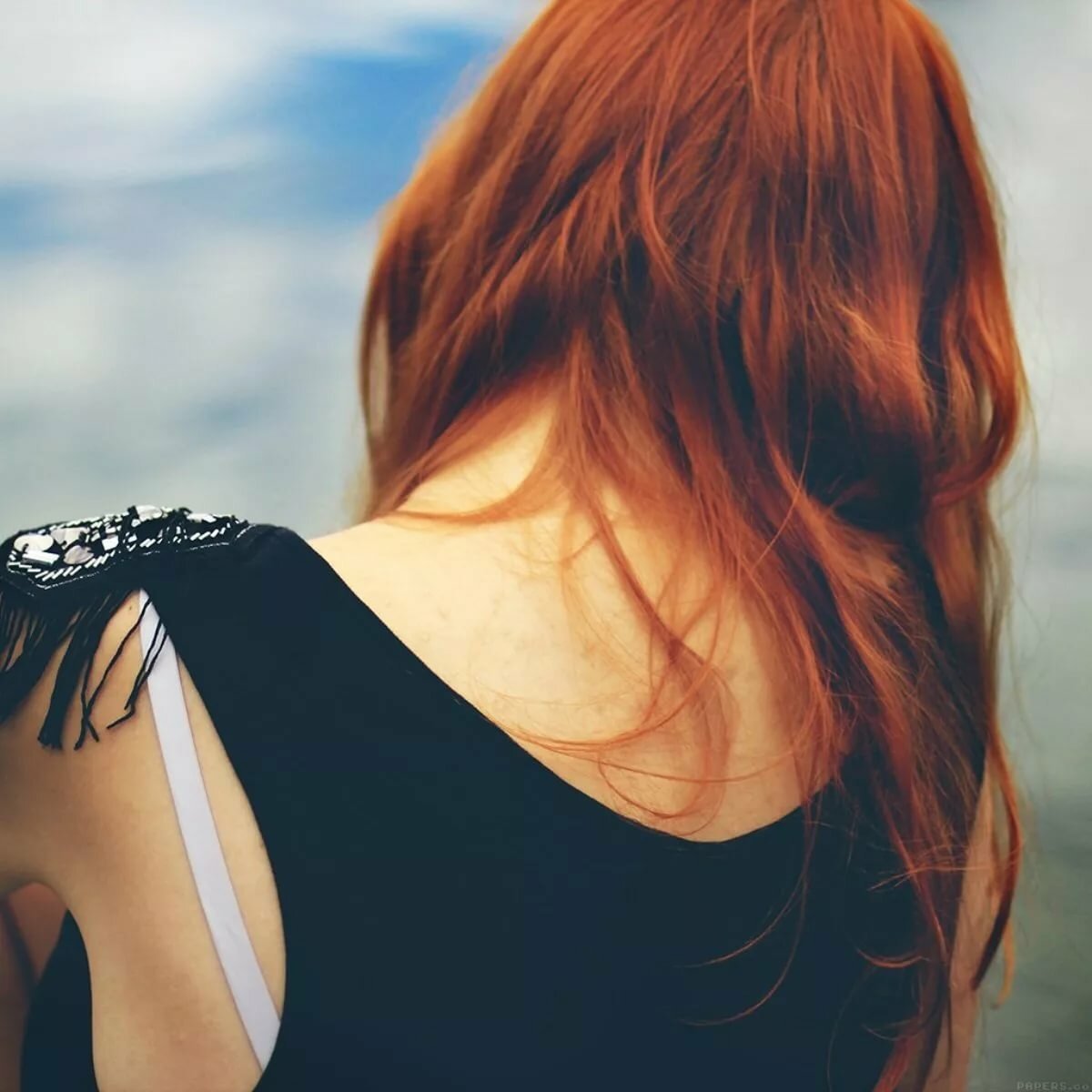 Рыжеволосая девушка со спины