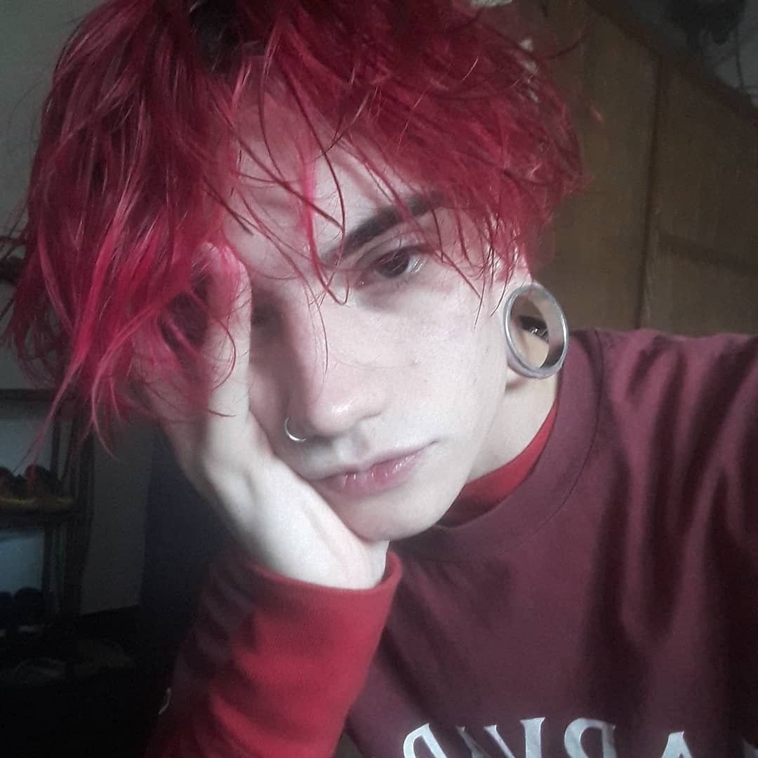 Пацан с красными волосами