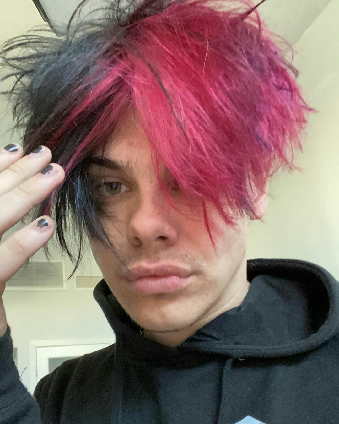 Доминик Харрисон YUNGBLUD С фиолетовыми волосами