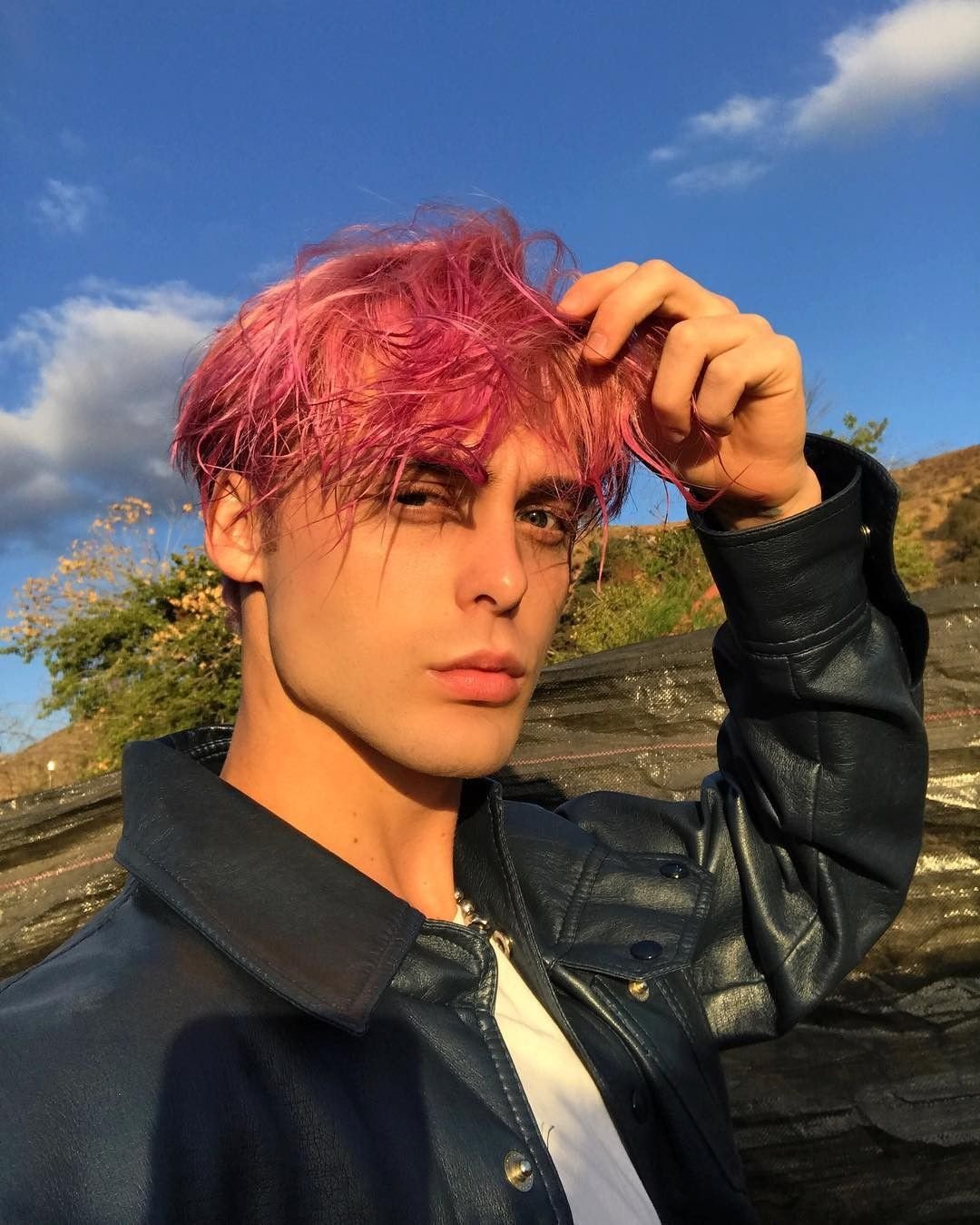 Парень с розовыми волосами