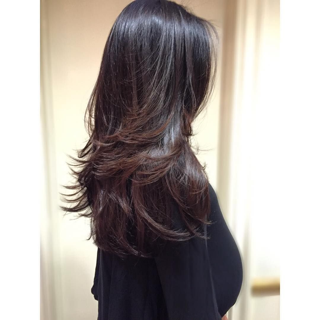 Брюнетка со спины с длинными волосами