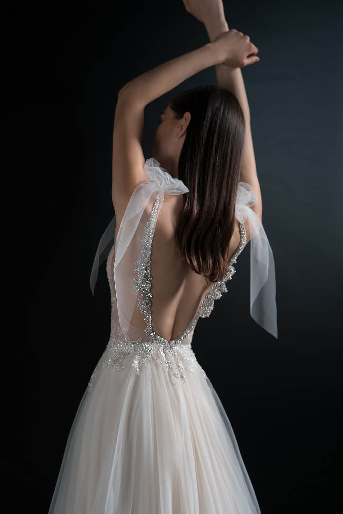 Брюнетка в свадебном платье