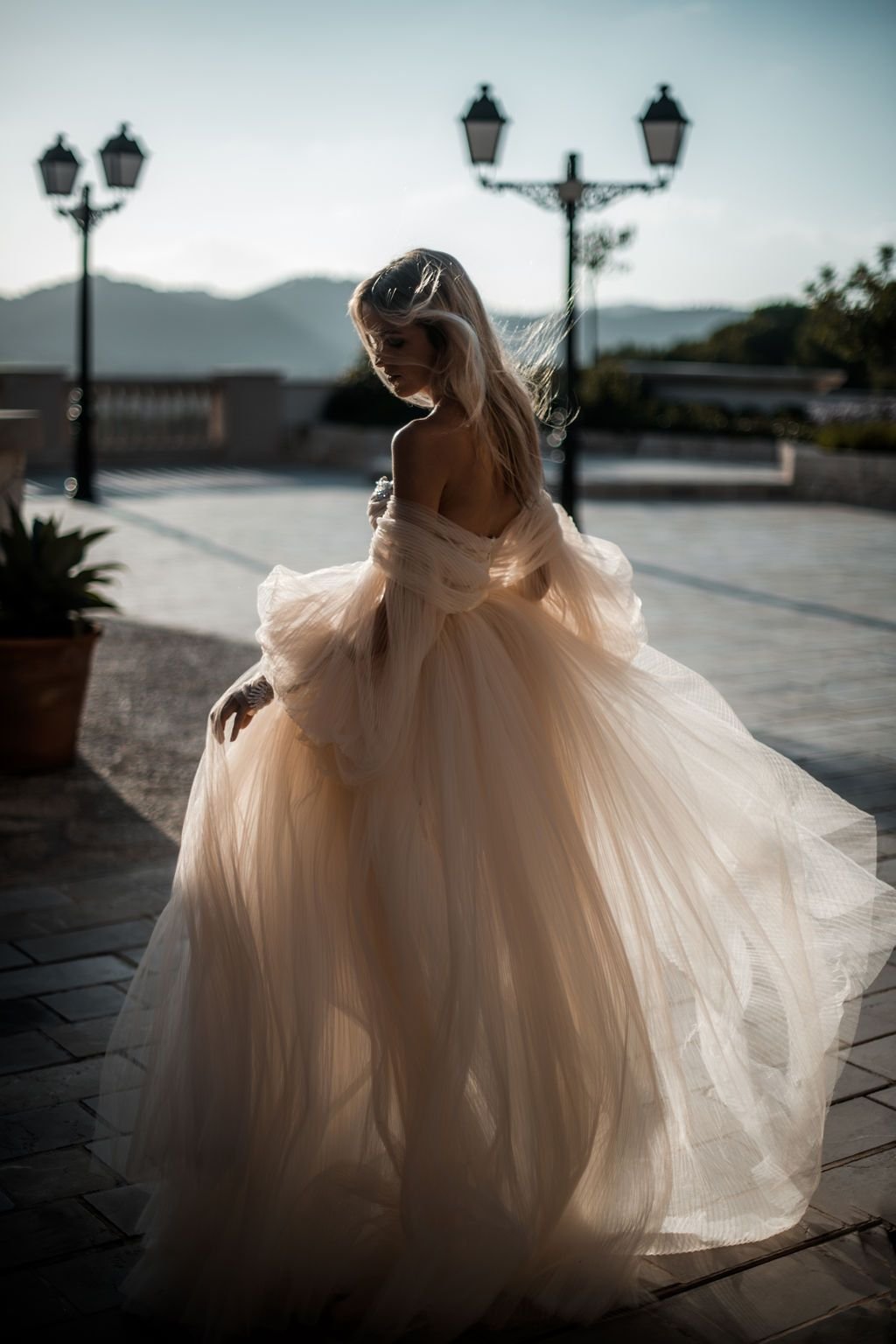 Невеста в свадебном платье с фатой