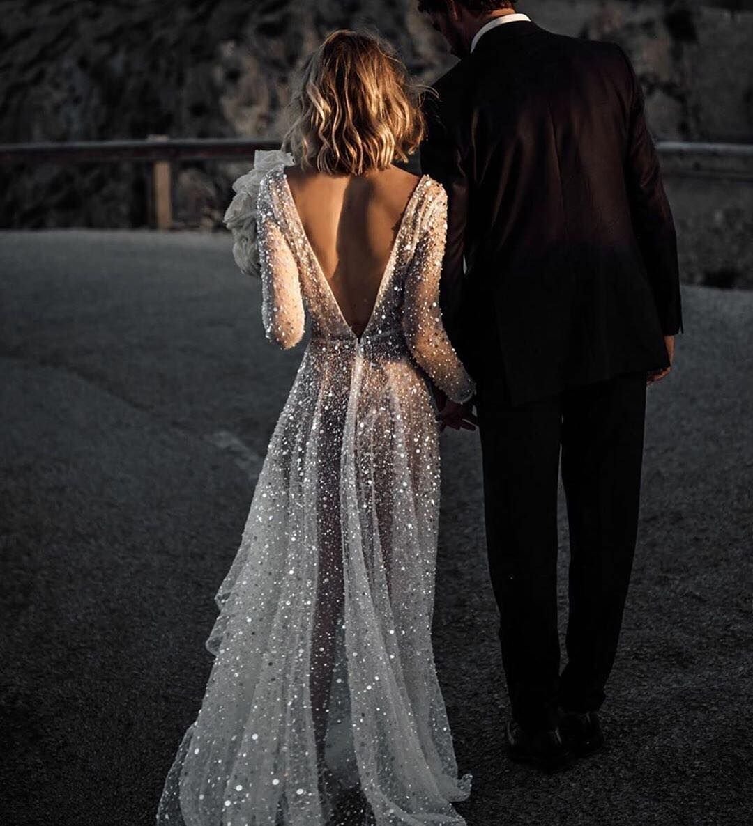 Брюнетка в свадебном платье со спины