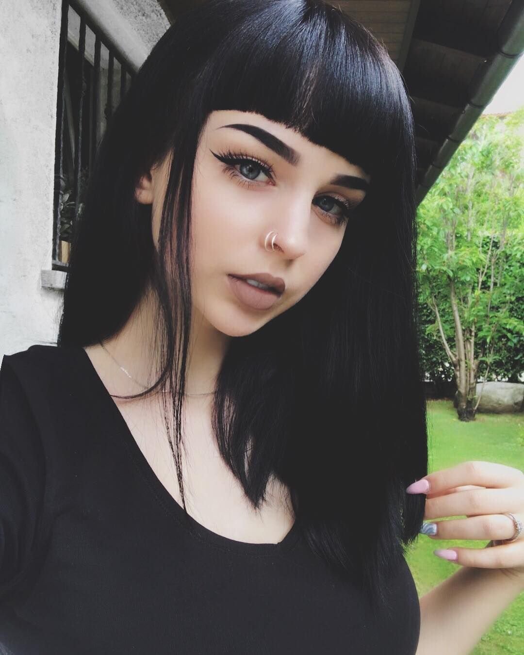 Красивая девочка черные волосы