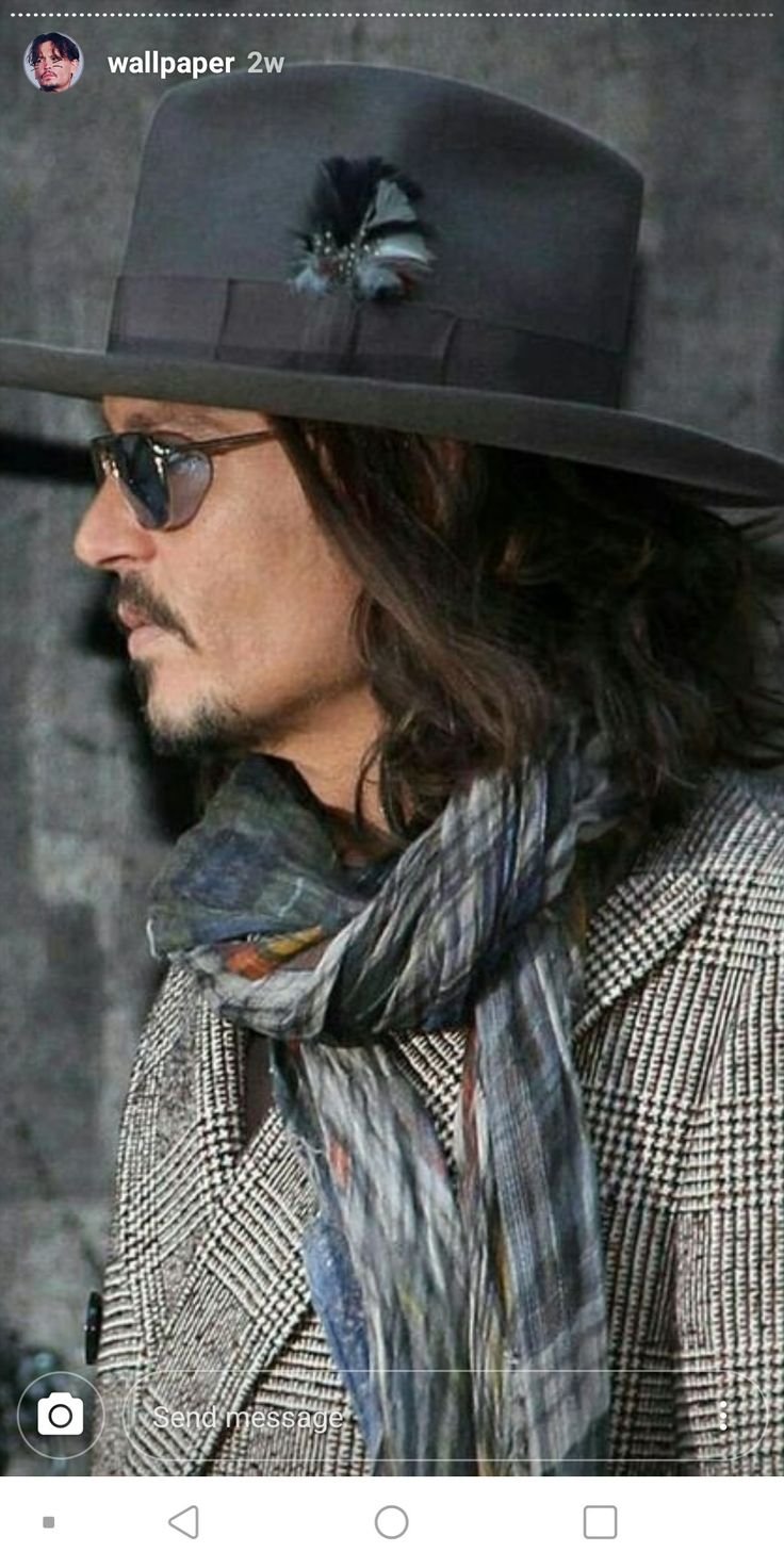 Мужчина в пальто и шляпе