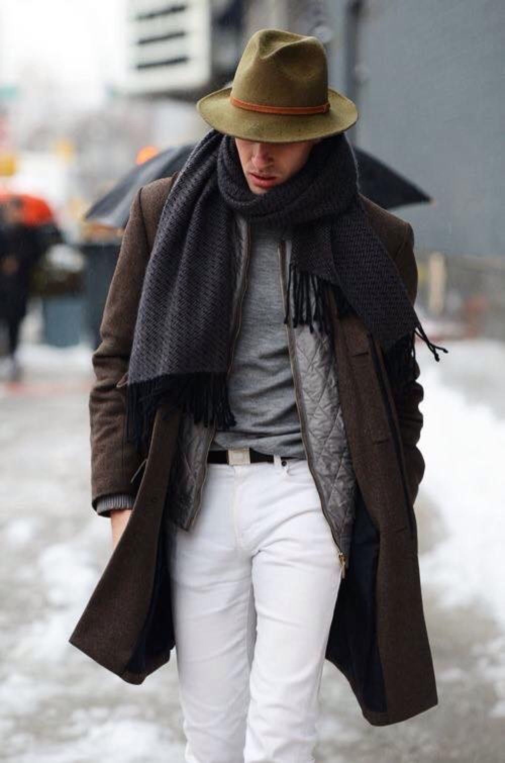 По верх платка была надета шляпа. Шляпа Street stail Mens. Пальто и шляпа мужские. Шляпа под пальто мужское. Мужской стиль со шляпой.